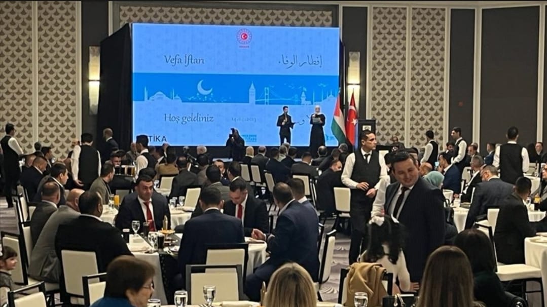 ٣