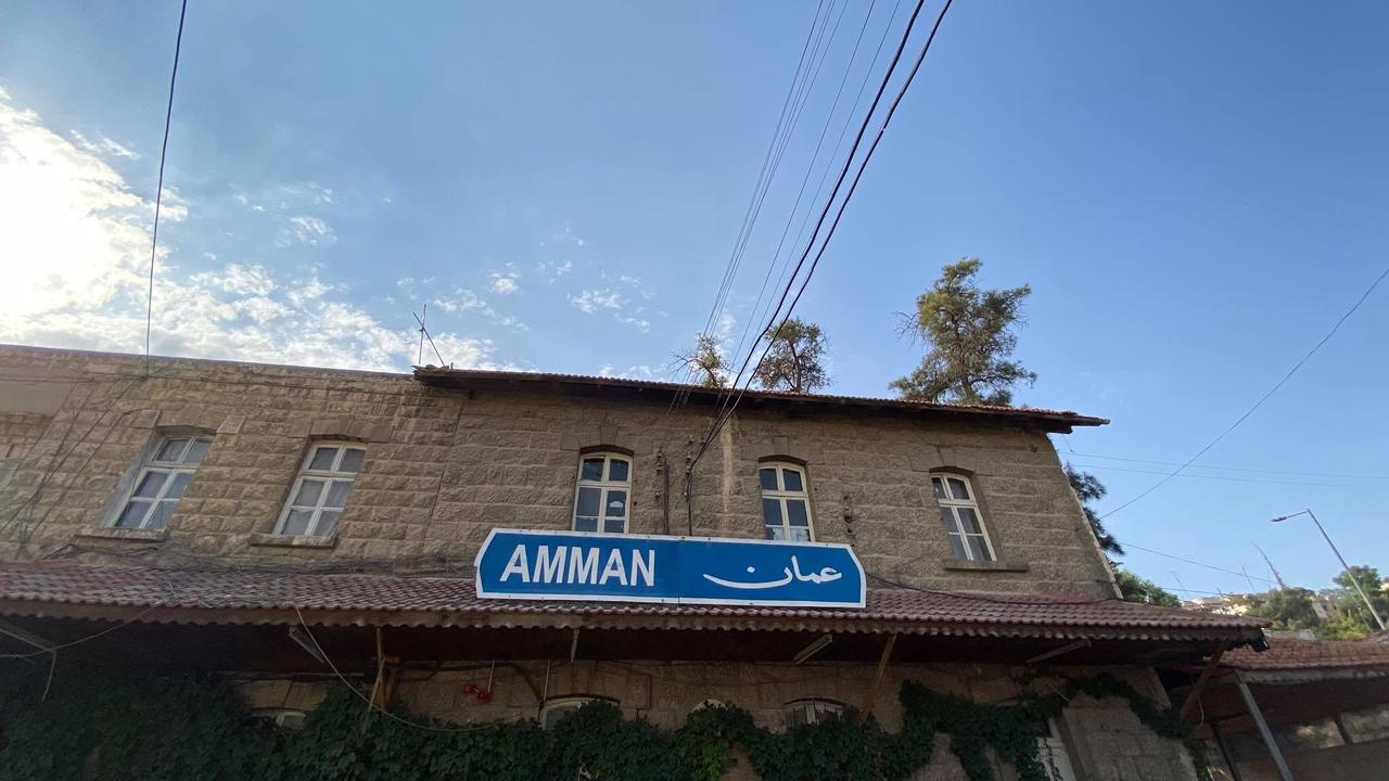 ٦