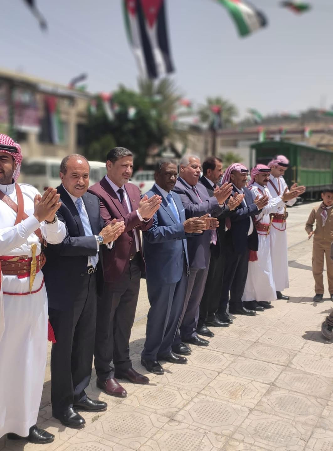 ٢٣